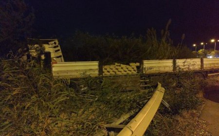 Manavgat'ta Çimento Yüklü Tır Devrildi: Tonlarca Çimento D400 Karayolu'na Saçıldı.