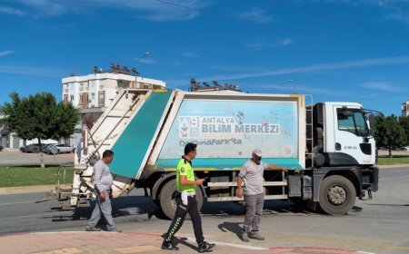 Antalya'da Dehşet Verici Kaza: Yolun Karşısına Geçen Kadın, Çöp Kamyonunun Altında Kaldı!