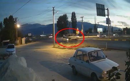 ANTALYA'nın Elmalı ilçesinde hafif ticari araçla otomobilin çarpıştığı kazada 4 kişi yaralandı.