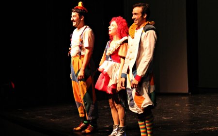 "Kırmızı Cüce" Prömiyerini Yaptı: ADT'nin Yeni Çocuk Oyunu Coşkuyla Karşılandı, Salon Alkışlarla Doldu.