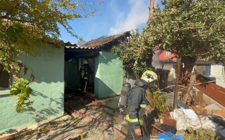 Kepez'de Korkutan Yangın: Metruk Gecekondu Kullanılamaz Hale Geldi