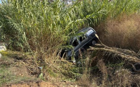 MANAVGAT'TA KAVŞAK KAZASI: İki Otomobil Çarpıştı, Araç Kargılık Alana Uçtu: 2 Yaralı.