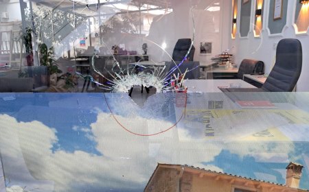 SERİK'TE KANLI GECE! Gayrimenkul Ofisinde Silahlı Kavga: 2 ÖLÜ, 1 YARALI.