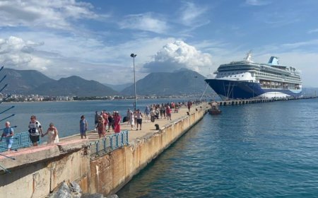 Antalya'ya turist akını devam ediyor: İngiliz turistleri taşıyan lüks kruvaziyer Alanya'ya demirledi