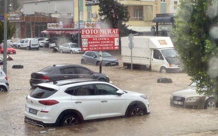 Aksu'da Sağanak Yağış Sonrası Yollar Göle Döndü, Araçlar Mahsur Kaldı