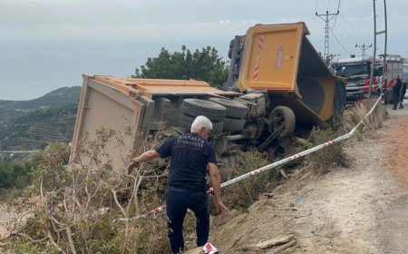 Alanya'da Yol Kenarı Kan Gölüne Döndü: Ekipler Sıkışan Sürücüleri Kurtarmak İçin Yarıştı