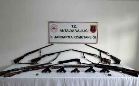Alanya'da Ruhsatsız Silah Operasyonu: Çok Sayıda Tabanca ve Av Tüfeği Ele Geçirildi