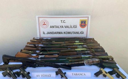 Elmalı'da Ruhsatsız Silah Operasyonu: 7 Şüphelinin Evinde Çok Sayıda Silah Ele Geçirildi
