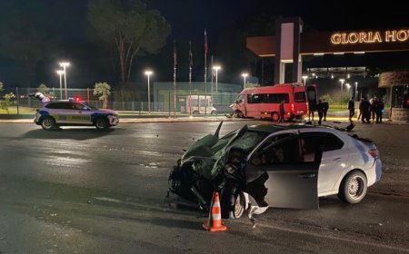 Antalya Serik'te Tur Minibüsü ile Otomobil Çarpıştı: 1'i Ağır Toplam 2 Kişi Yaralandı