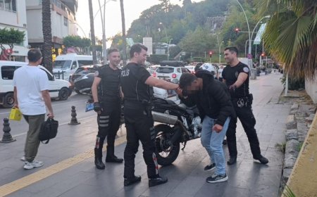 Polis Şefkati Hayat Kurtardı: İkna Olan Şahıs Kendisine Yardım Eden Polisin Elini Öptü