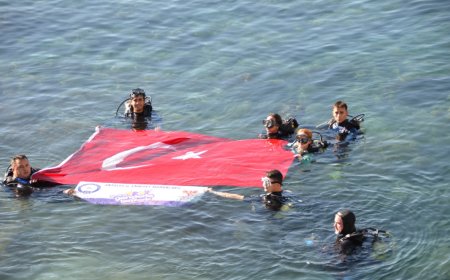 Antalya Emniyet Müdürlüğü, "Gençlerle Beraberiz" Projesi Kapsamında Üniversitelilerle Su Altında Buluştu