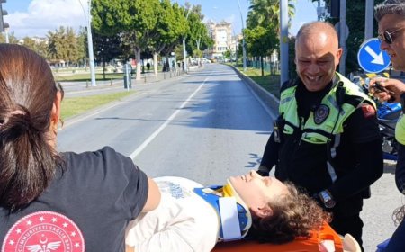 Manavgat'ta Yürek Isıtan Anlar: Yaralı Genç Kız Kendisine Yardım Eden Polise Minnetini Sundu