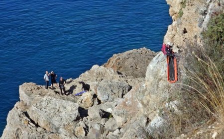 Antalya Falezlerde Bulunan 44 Yaşındaki Adamın Cenazesi 2 Saatlik Operasyonla Çıkarıldı
