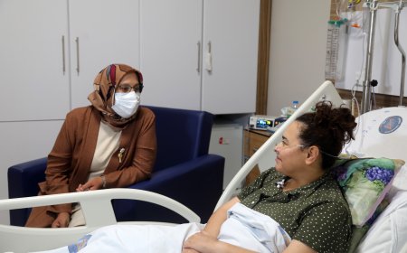 AÜ Hastanesi'nde Duygusal Buluşma: 28 Yıllık Deneyimle Destek