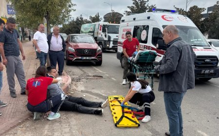 Döşemealtı Atatürk Caddesi'ndeki Kazada Sürücü ve Yanındaki Yolcu Yaralandı