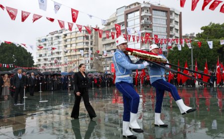 Antalya Büyükşehir Belediyesi Başkan Vekili Özdemir, Cumhuriyet Meydanı Törenine Katıldı
