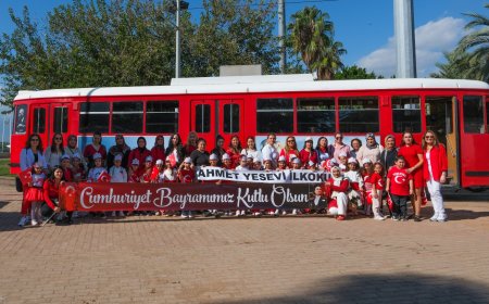 Antalya Ulaşım AŞ'den Çocuklara Cumhuriyet Sürprizi: Coşku Dolu Tramvay Yolculuğu