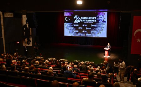 Muratpaşa'da Coşku Dorukta: Söyleşinin Ardından Türk Bayraklarıyla Cumhuriyet Kutlaması