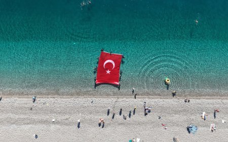 Antalya'da 29 Ekim Kutlamaları: ANTSAK Üyeleri, Konyaaltı Sahili'nde Deniz Altında Türk Bayrağı Açtı