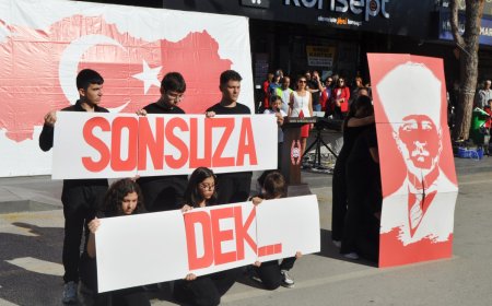 ANTALYA'nın Serik ilçesinde 29 Ekim Cumhuriyet Bayramı coşkuyla kutlandı.