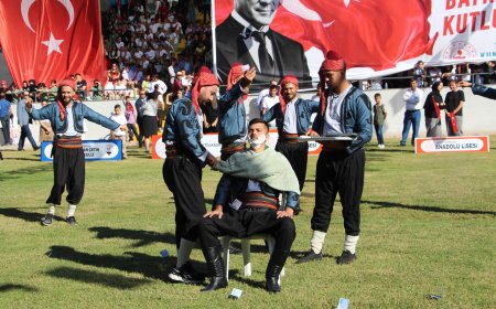 ANTALYA'nın Kumluca ilçesinde 29 Ekim Cumhuriyet Bayramı düzenlenen etkinliklerle kutlandı.