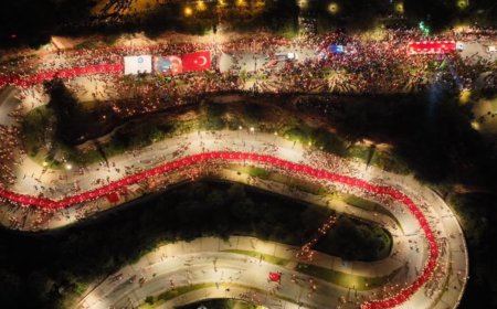 Antalya'da Cumhuriyet Coşkusu Fener Alayı'yla Zirveye Çıktı