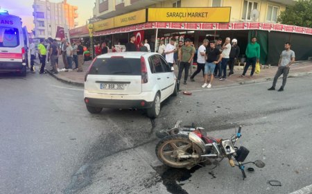Otomobile çarpan motosiklet sürücüsü havada takla atıp yere düştü