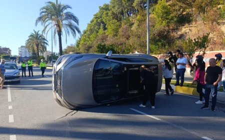 Manavgat'ta Zincirleme Kaza: Otomobil Park Halindeki Araçlara Çarpıp Devrildi