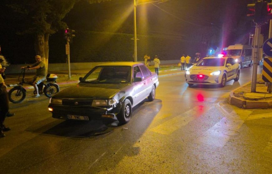 Muratpaşa'da Dikkatsizlik Kazayı Getirdi: Şerit Değiştiren Otomobil Motosiklete Çarptı, 1 Yaralı.