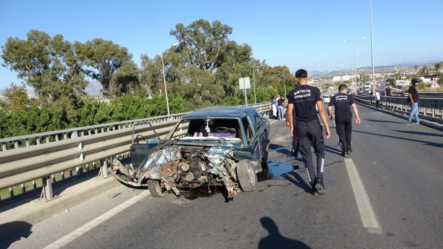 Manavgat'ta Bariyerlere Çarpan Otomobil Hurdaya Döndü.