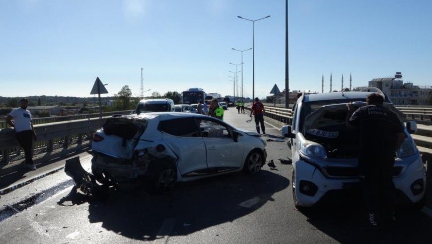 Manavgat'ta Tur Aracının Karıştığı Kazada 5 Kişi Yaralandı.