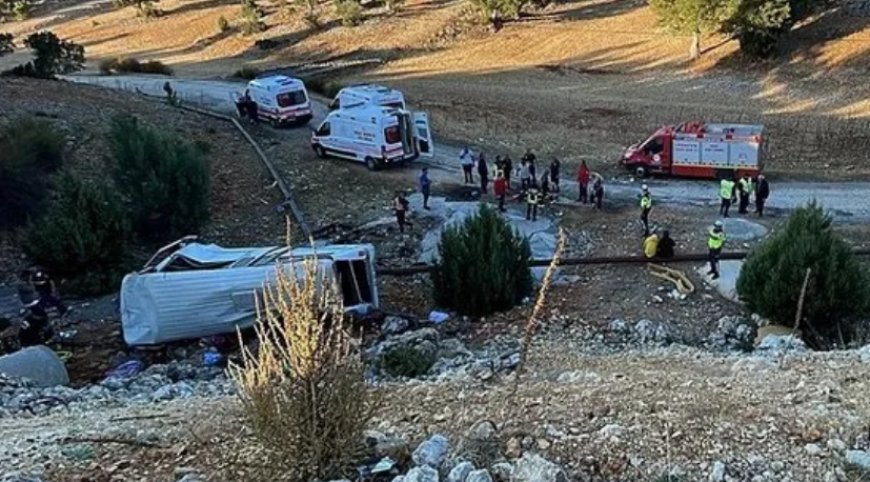 Mersin'de Tarım İşçilerini Taşıyan Minibüs Şarampole Uçtu: Ölü ve Yaralılar Var.