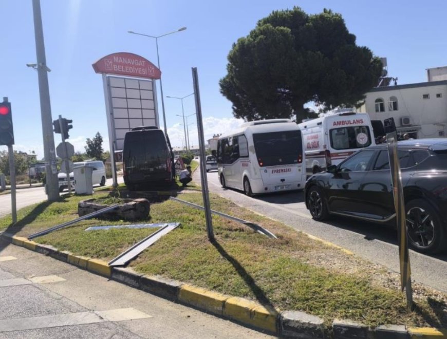 Manavgat Evrenseki Kavşağı'nda Turist Kazası: Yaralılar Hastanelere Kaldırıldı.