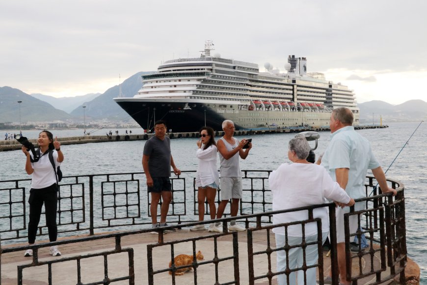 'Oosterdam' Kruvaziyeri Limasol'dan Alanya'ya Ulaştı