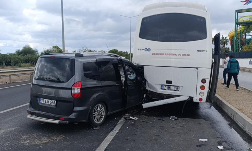 Manavgat'ta Yolcu Midibüsüne Çarpan Araçta 2 Kişi Yaralandı.
