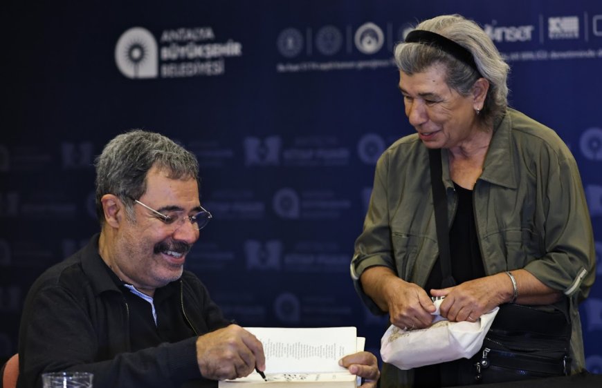 15. Antalya Kitap Fuarı'nda Yoğun İlgi: Ahmet Ümit İmza Gününe Akın Ettiler.