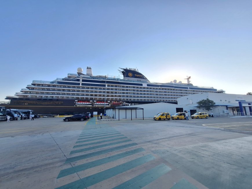 İngiliz, Alman ve ABD'li Turistler Antalya'da: Lüks Kruvaziyer Gemi Kıbrıs'a Uğurlandı.