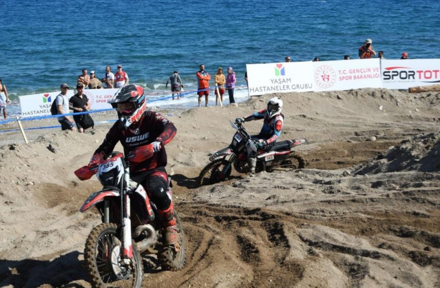 Kemer Plajında Adrenalin Dorukta: Kum, Kaya ve Kütüklerle Dolu Parkurda Zorlu Mücadele.