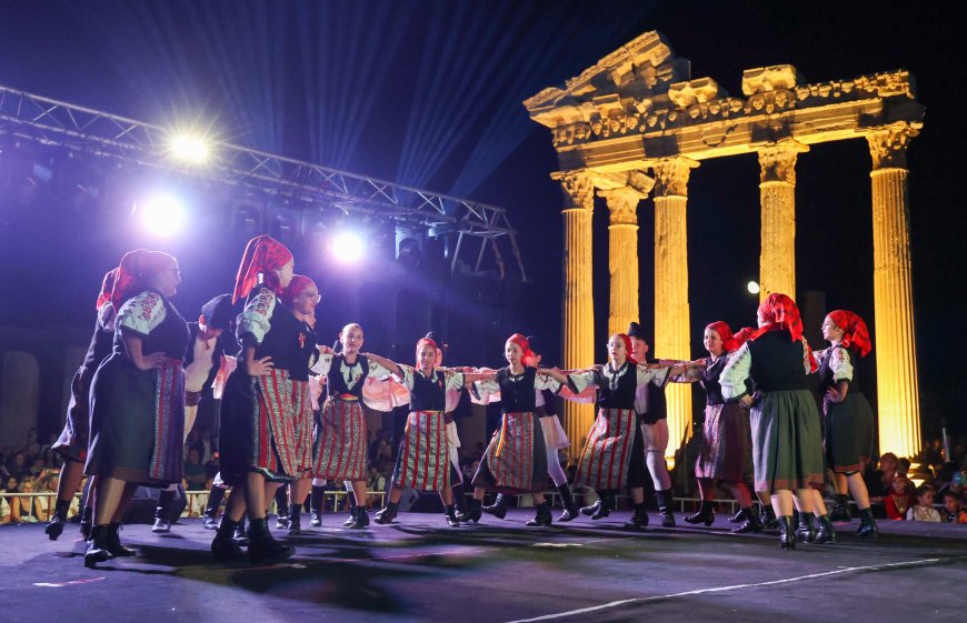 Manavgat’ta Sanat ve Barış Rüzgarı: 11 Ülkeden 500 Dansçı Tarihi Side'de Sahne Aldı.