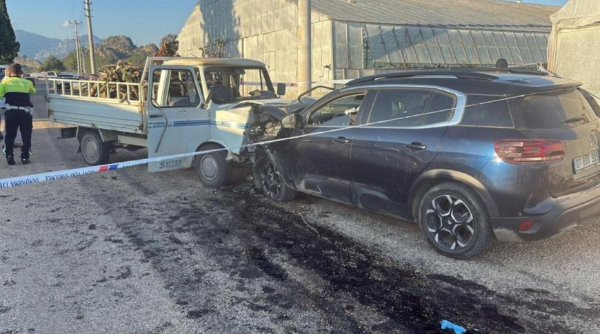 Antalya Serik'te Otomobil ile Kamyonet Çarpıştı: Feci Kazada 3 Kişi Yaralandı.