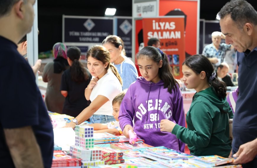 Antalya Kitap Fuarı'nda Hafta Sonu Ziyaretçi Akını: Kitapseverler Uzun Kuyruklar Oluşturdu.