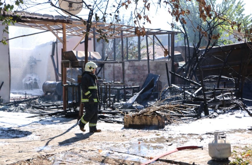 Tekirova'da Korkutan Yangın: Restorandan Çıkan Alevler Kamyona Sıçradı, Felaket Son Anda Önlenildi.