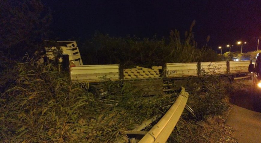 Manavgat'ta Çimento Yüklü Tır Devrildi: Tonlarca Çimento D400 Karayolu'na Saçıldı.