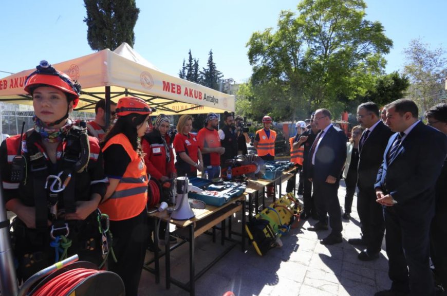 Antalya'da İtfaiye, AFAD ve Tüm Kurumlar Tek Nefes Oldu: Öğrenciler Arama Kurtarma Ekiplerini Tanıdı.