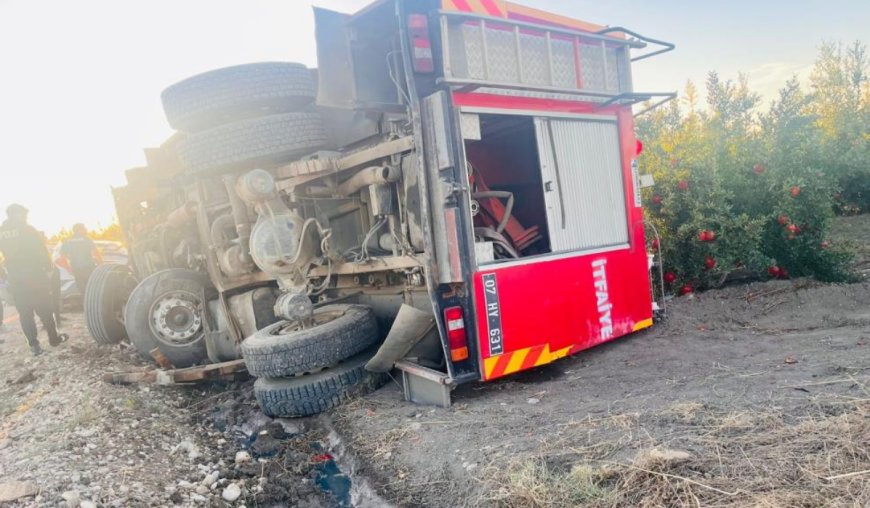 Antalya'da Yangın İhbarına Giden İtfaiye Aracı Devrildi