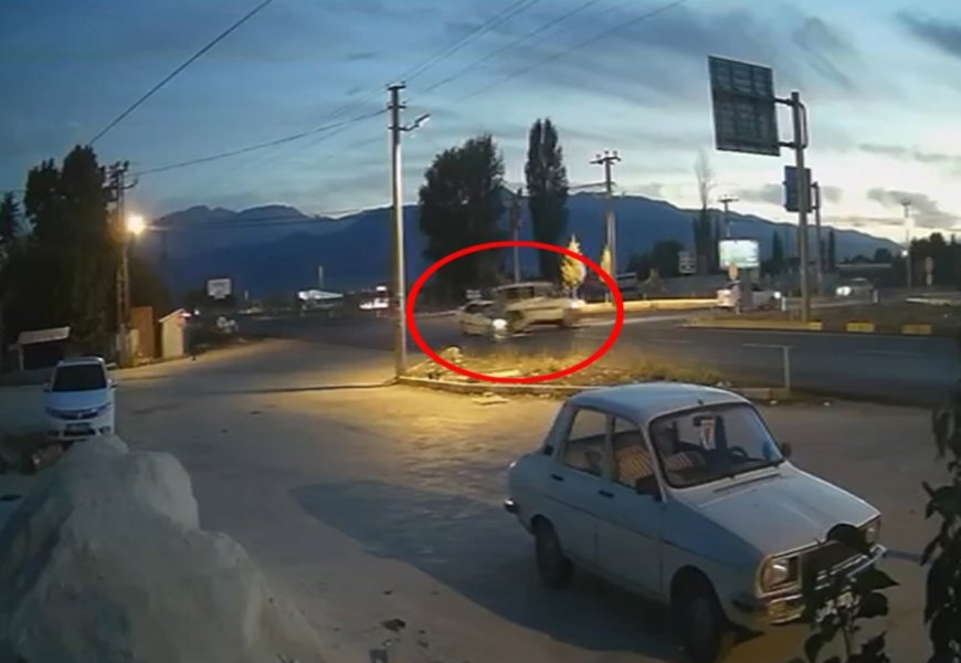 ANTALYA'nın Elmalı ilçesinde hafif ticari araçla otomobilin çarpıştığı kazada 4 kişi yaralandı.