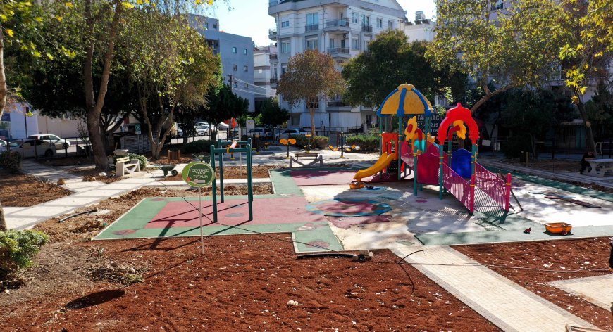 Muratpaşa'da Yeşil Alan Atağı: İki Mahalledeki Parklar Baştan Sona Yenilenerek Hizmete Sunuluyor!