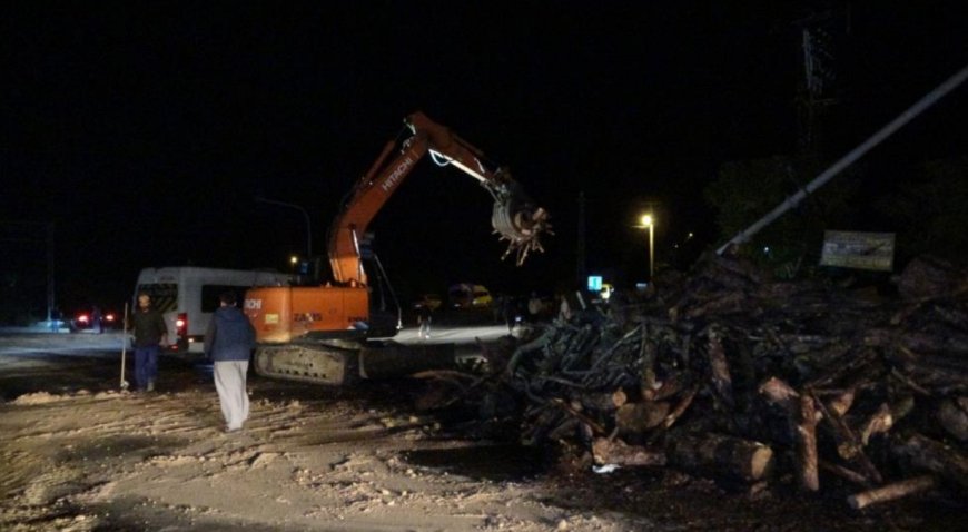 Manavgat'ta Odun Yüklü Kamyon Devrildi, Yol Kapandı.