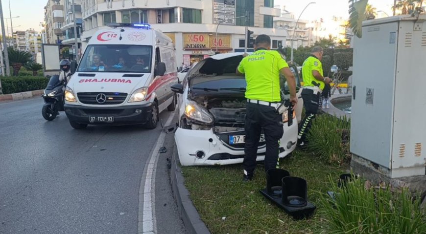 Manavgat'ta Otomobil Refüje Çıktı, Sinyalizasyon Direği Devrildi