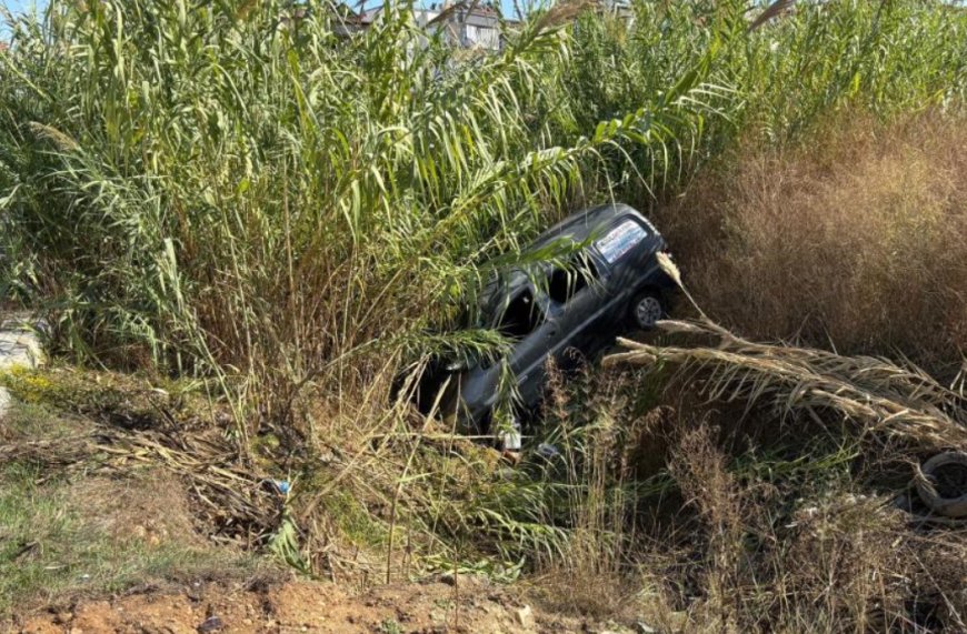 MANAVGAT'TA KAVŞAK KAZASI: İki Otomobil Çarpıştı, Araç Kargılık Alana Uçtu: 2 Yaralı.